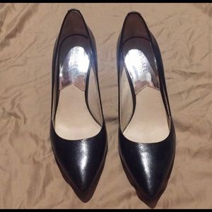 🛑 SOLD 🛑 Michael Kors Classic Black Heels